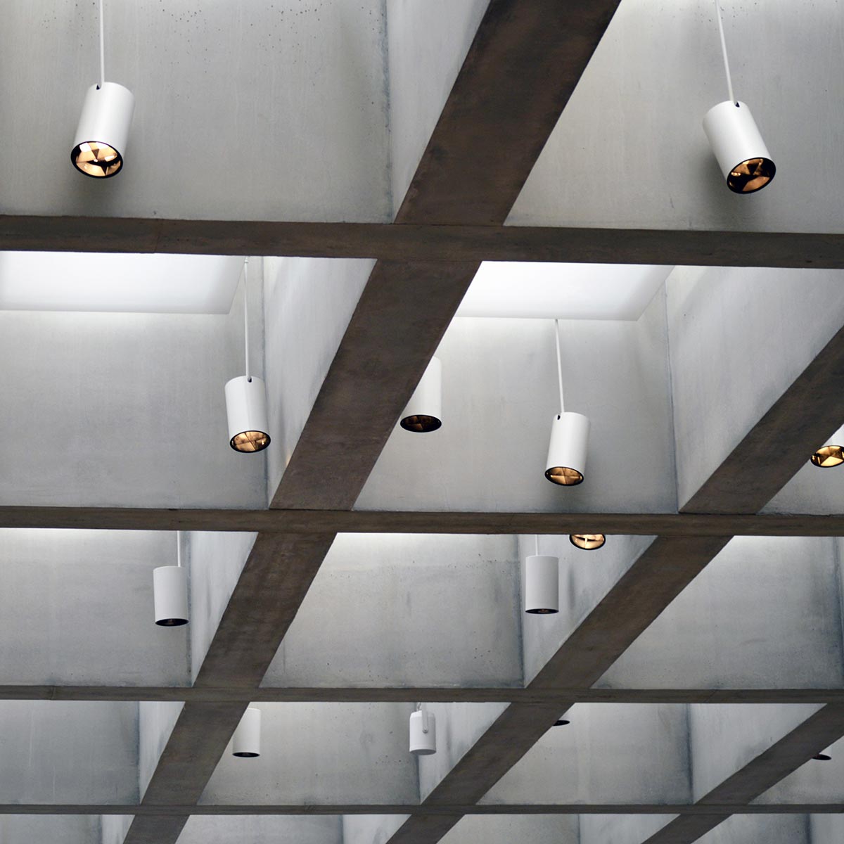 Leuchten an Betondecke