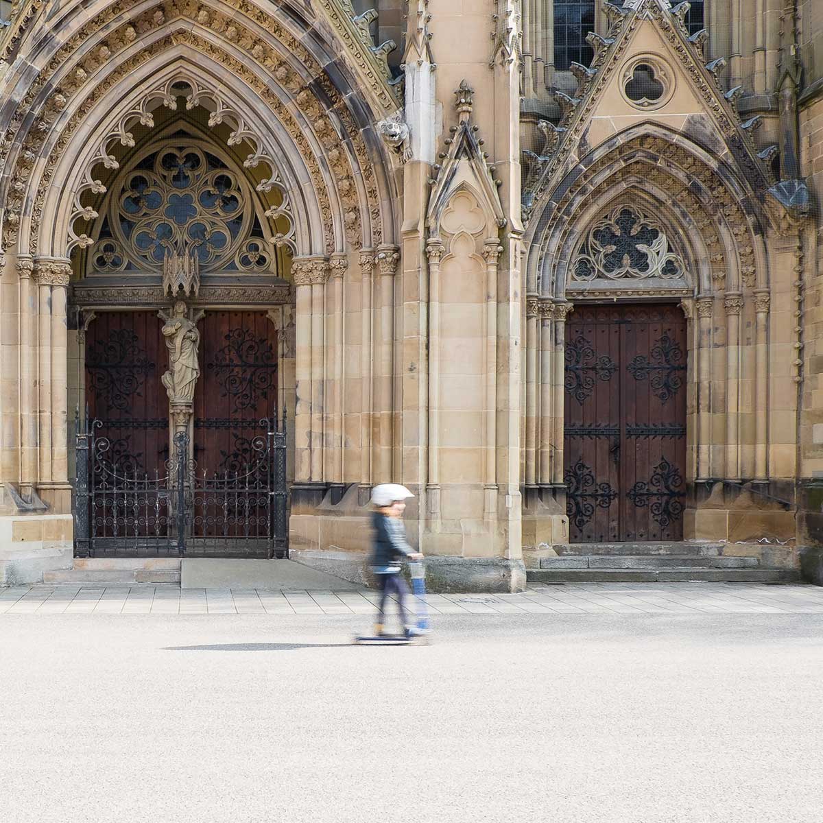 Mädchen auf Roller vor Johanneskirche Stuttgart-West