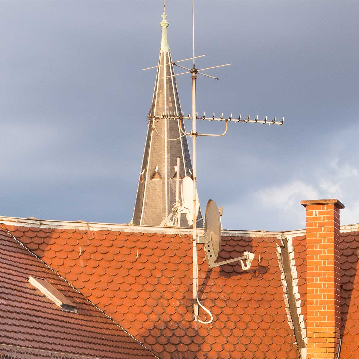 Dach mit Antennen vor der Lukaskirche in Stuttgart-Ost