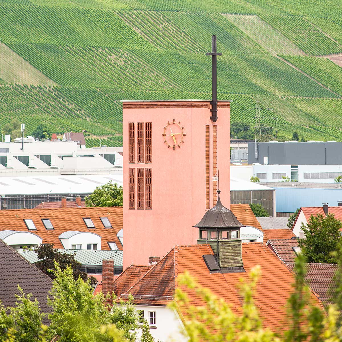 Kreuzkirche vor Industriegebiet und Weinberg, Stuttgart-Hedelfingen