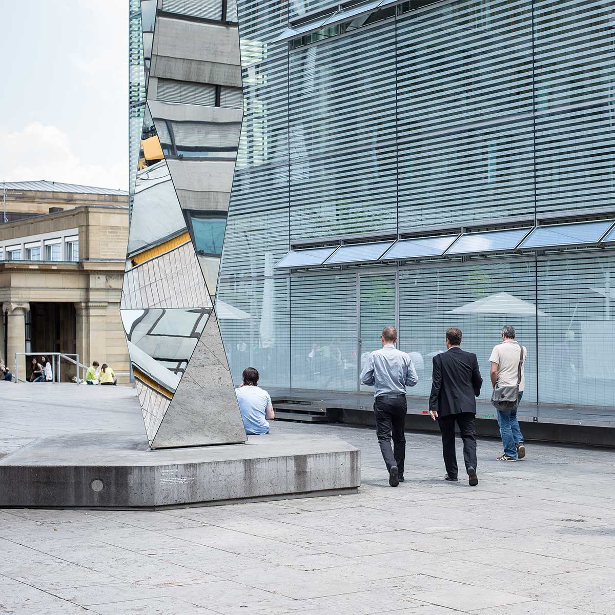 Menschen vor der Rückseite des Kunstmuseums Stuttgart