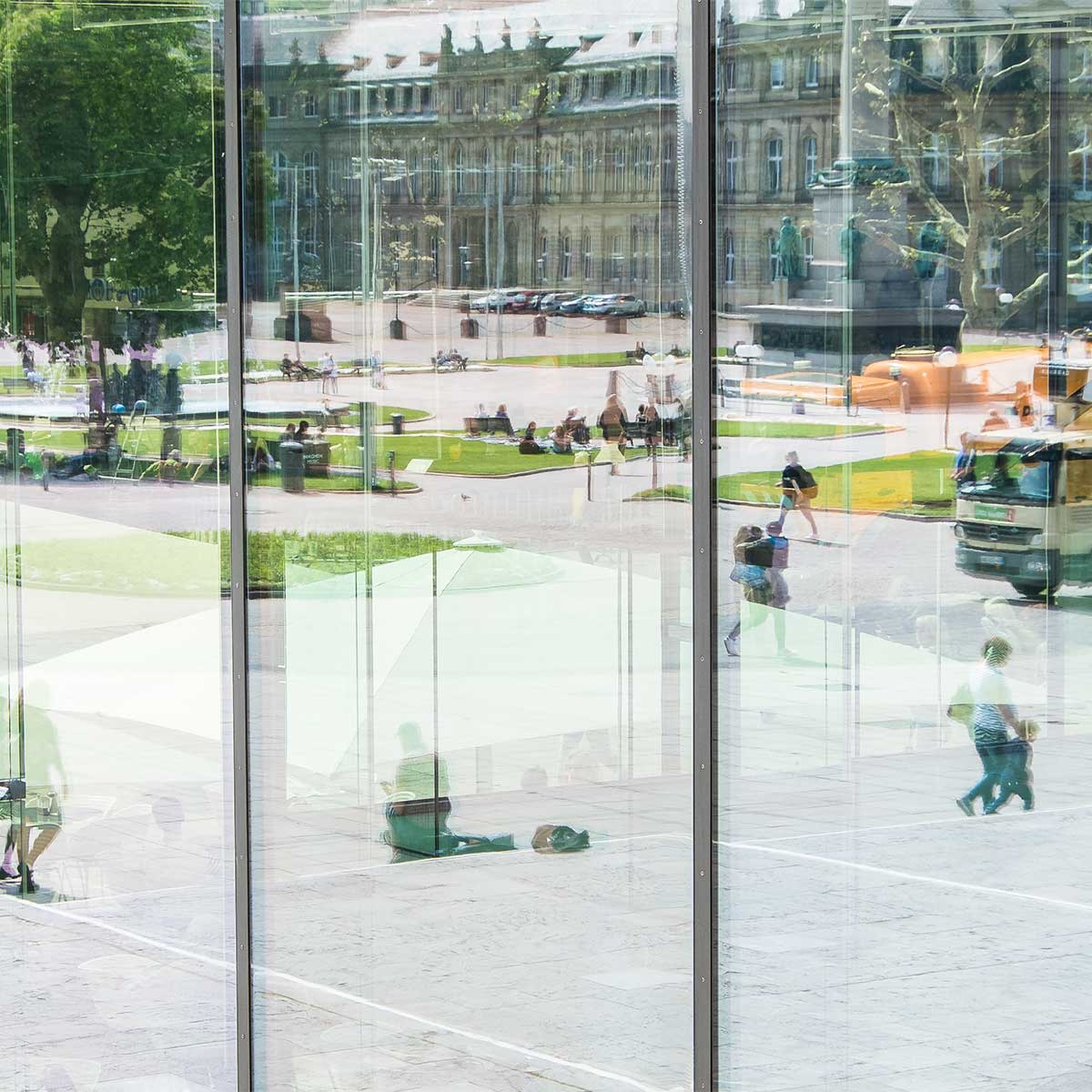 Reflexionen an der Fassade des Kunstmuseums Stuttgart