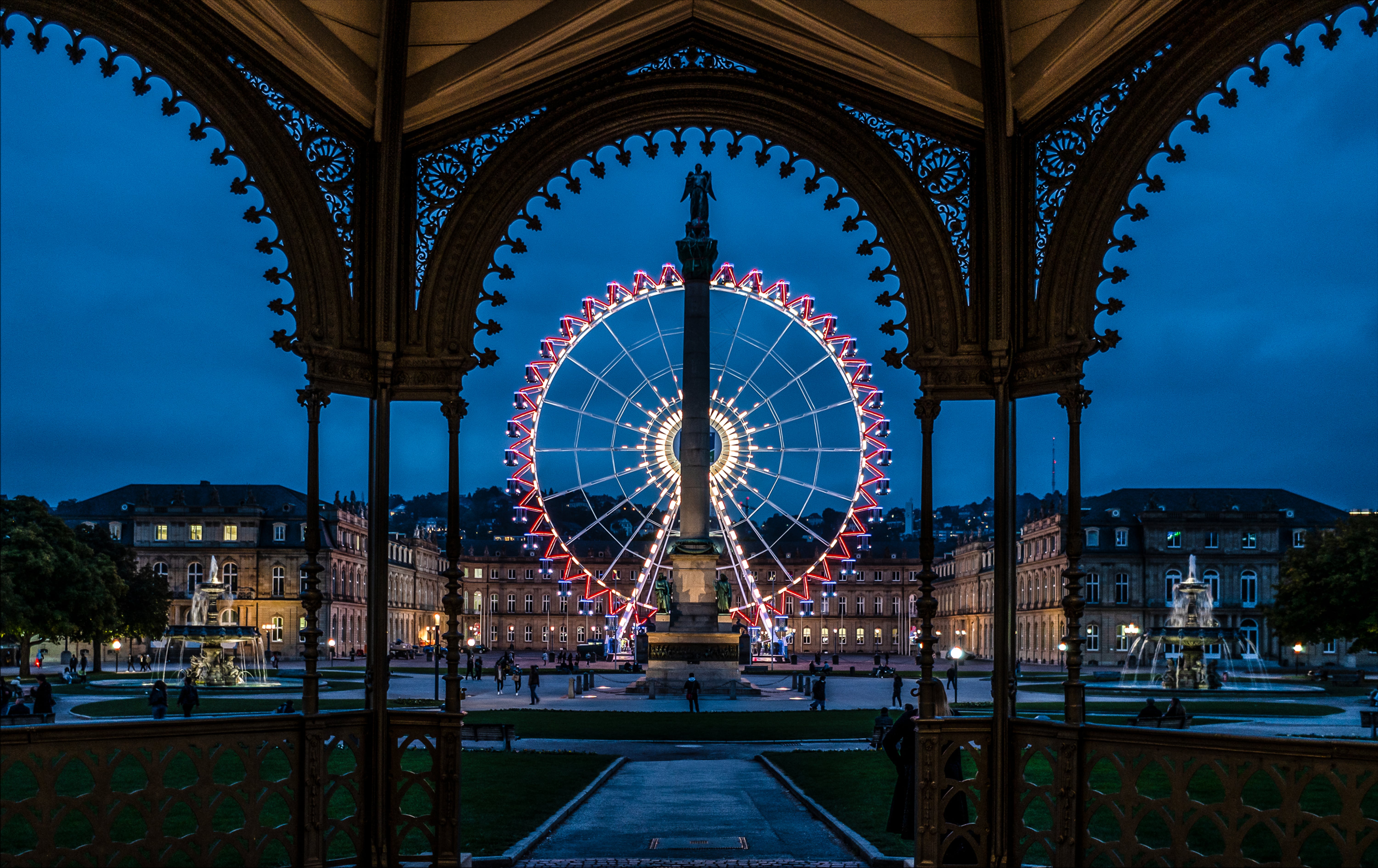 Riesenrad auf Schlossplatz abends, vom Pavillon aus gesehen