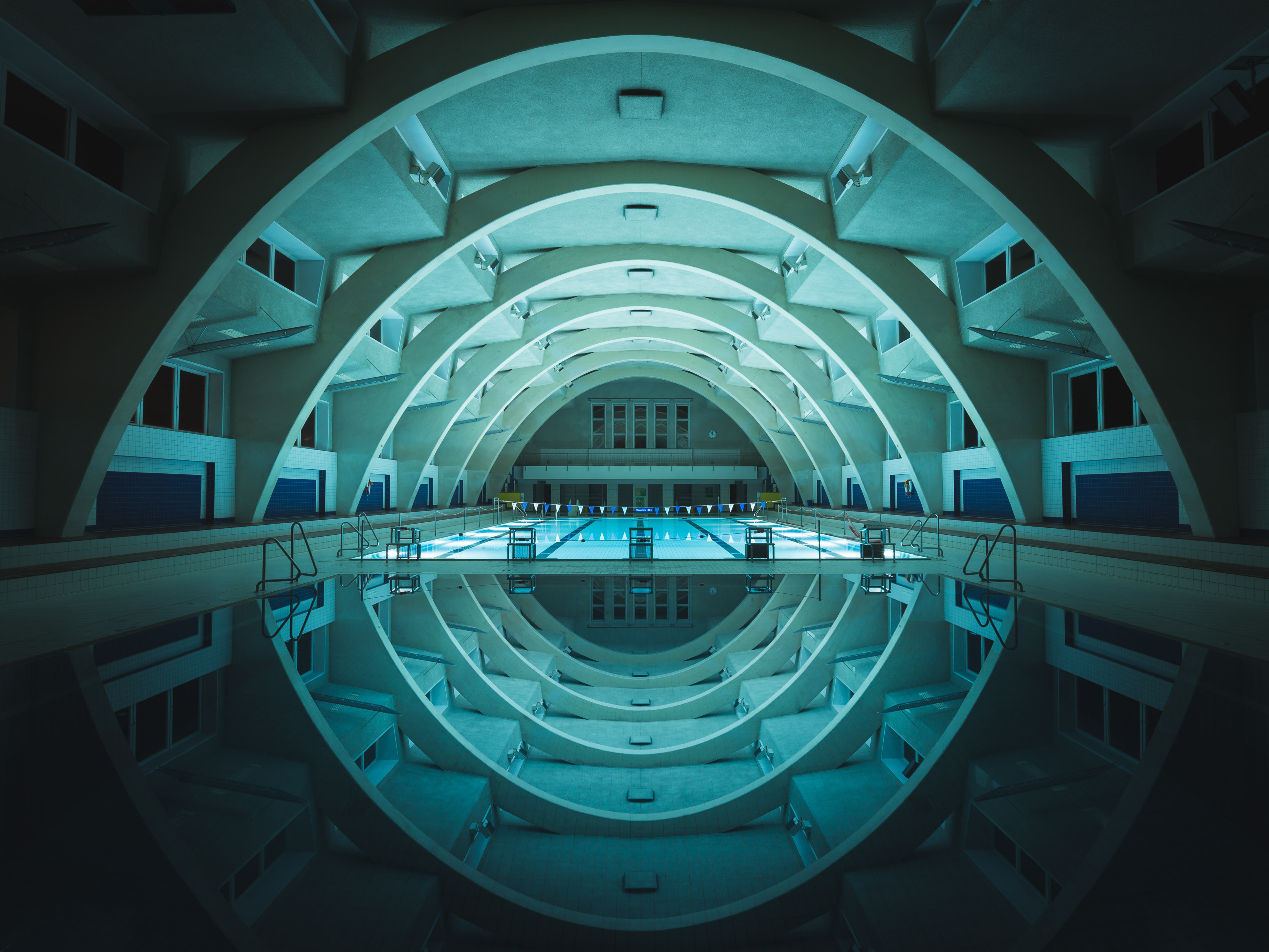 leeres Hallenbad, Spiegelung der Hallendecke im Wasser