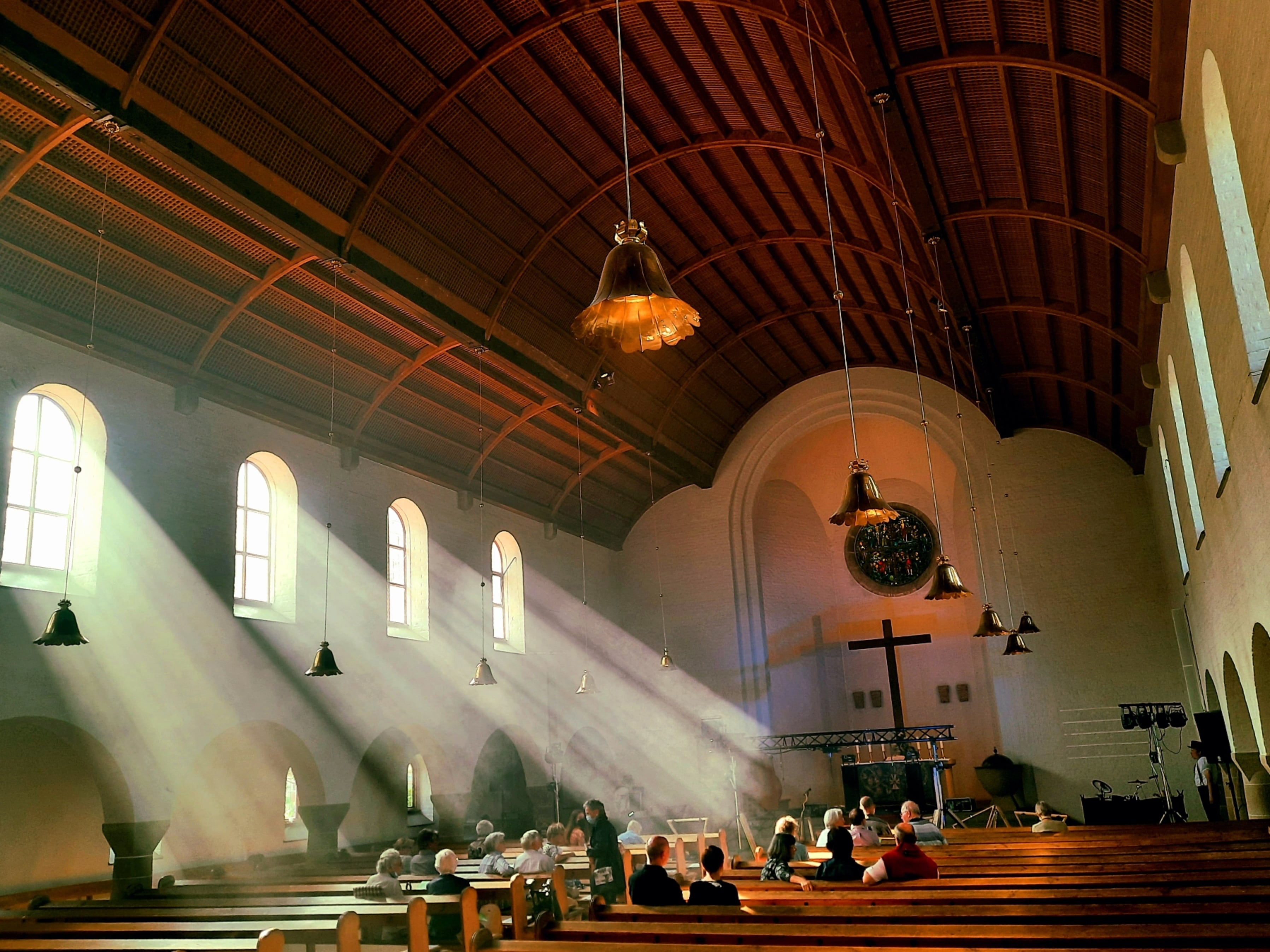 lichtdurchflutetes Kirchenschiff